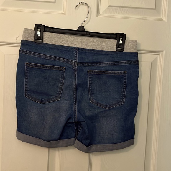 WOMEN’S PLUS SIZE ELASTIC WAIST BERMUDA SHORTS : SIZE 18 - Picture 2 of 2